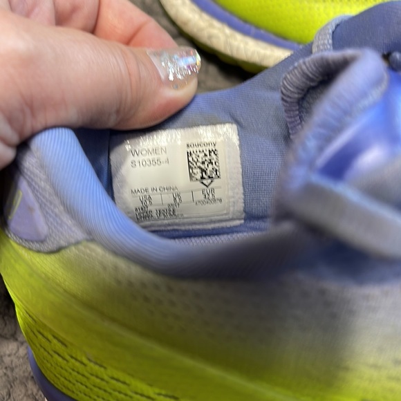 Saucing Freedom Everun ISO women’s 10.5 athletic shoes. In good condition. - Picture 4 of 6